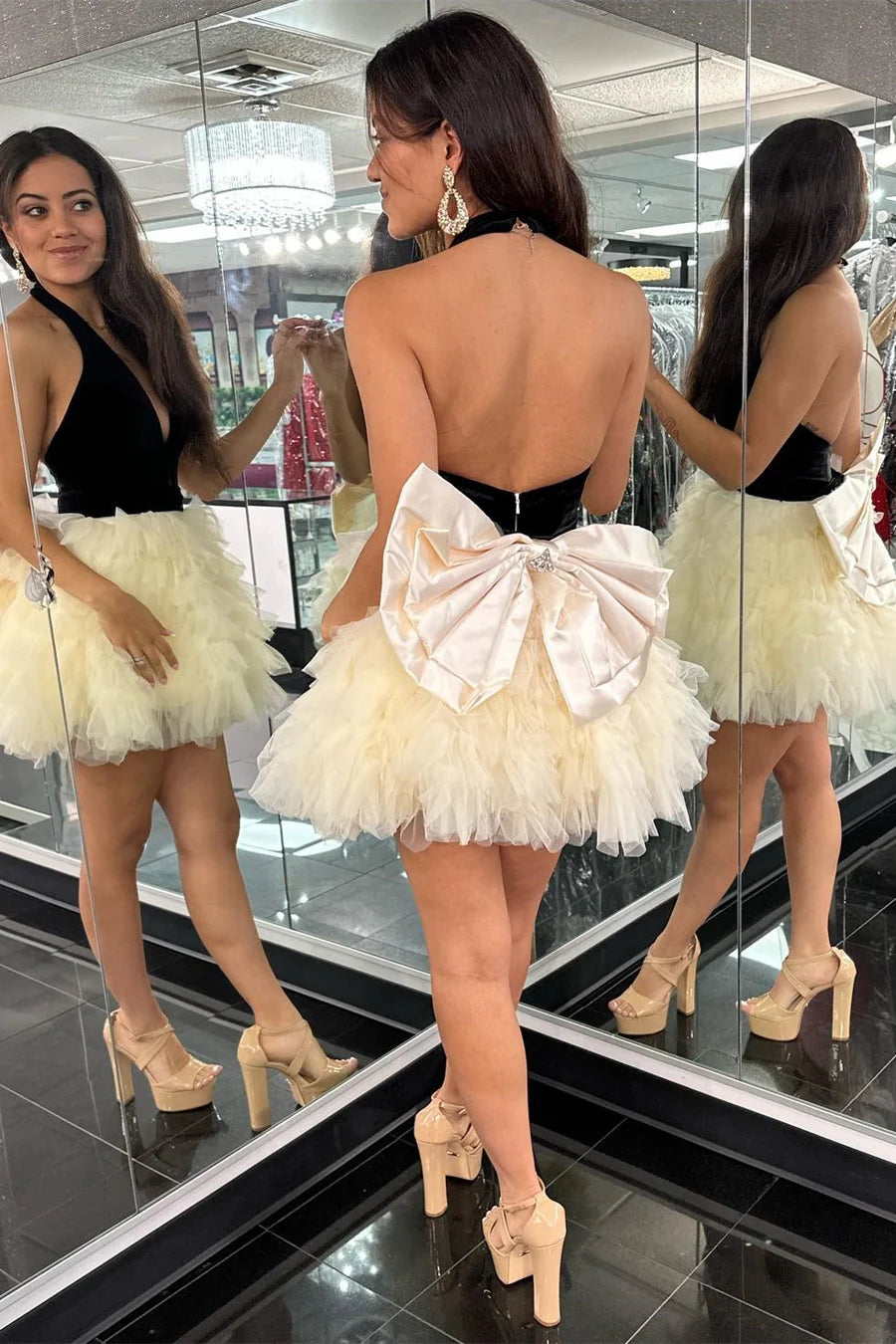 Vestido de cóctel corto con volantes en la espalda y lazo, estilo halter y capas para regreso a casa